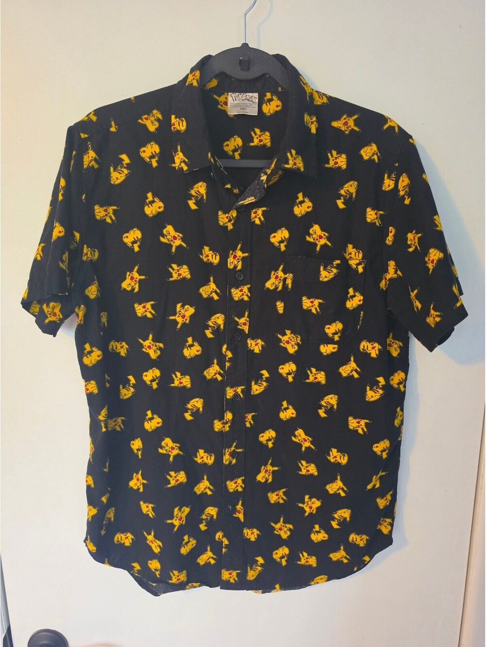 Pokemon Pikachu Men’s Medium Black All Over Print Short Sleeve Button Up 2016